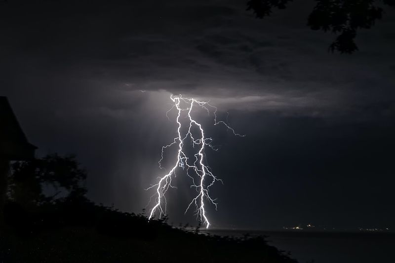 "Live Coverage of Ferocious Forked Lightning Bolts Lighting Up the Skies of UK"weather,lightning,UK,livecoverage